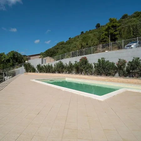 Simple Holiday In With Shared Swimming Pool *
